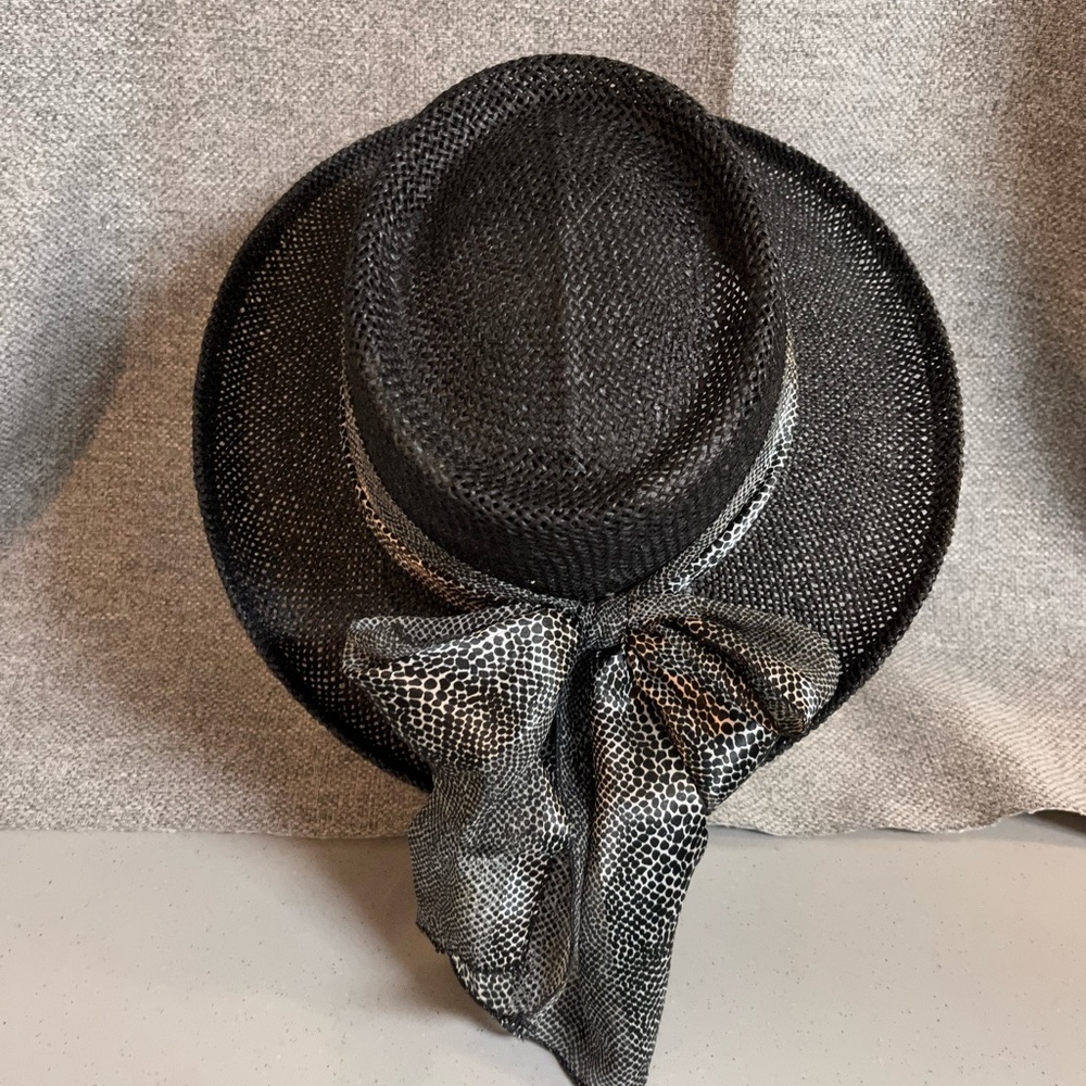 Black straw hat! Great for your summer vacation on the beach